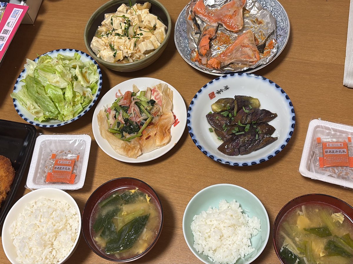 Egaocollector07's tweet photo. @ao_healer 物価高の中、鬱っぽい私が晩御飯だけはなぜか作れる事と、食べれる幸せに感謝。お豆腐と竹輪と豆苗の麻婆豆腐、レタスサラダ、ナスのお浸し、割引き鮭の切り出し、小松菜とS卵のお吸い物 https://t.co/StYThI2nl3
