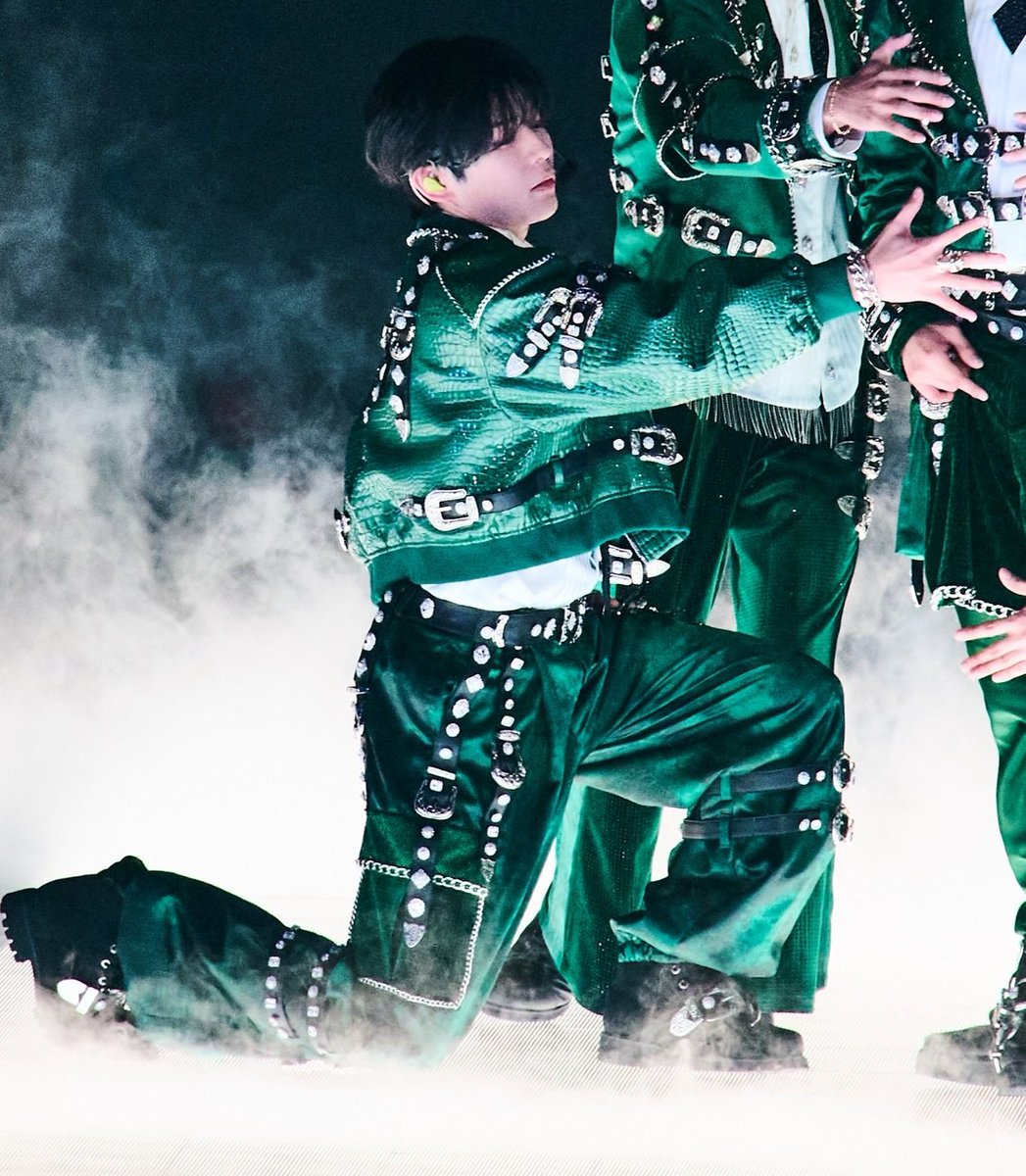 still725815's tweet photo. 확대해서 보면 분위기 비쥬 다 미쳤....🫠 https://t.co/sWNHHkTXOe