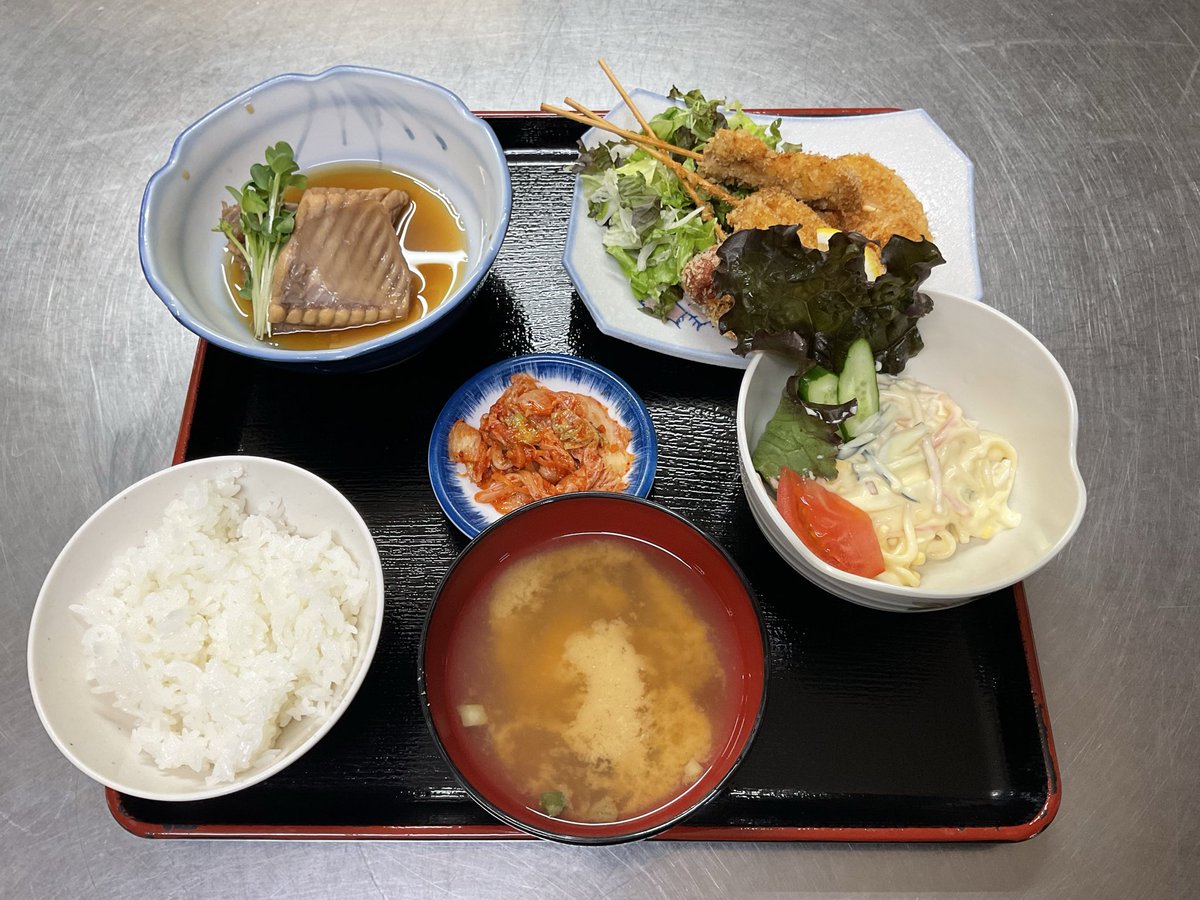 kitakamisou's tweet photo. 今日の夕食
串カツ
煮魚（カスベ）
スパゲティサラダ
みそ汁（シジミ） https://t.co/N4v9zS6QFZ