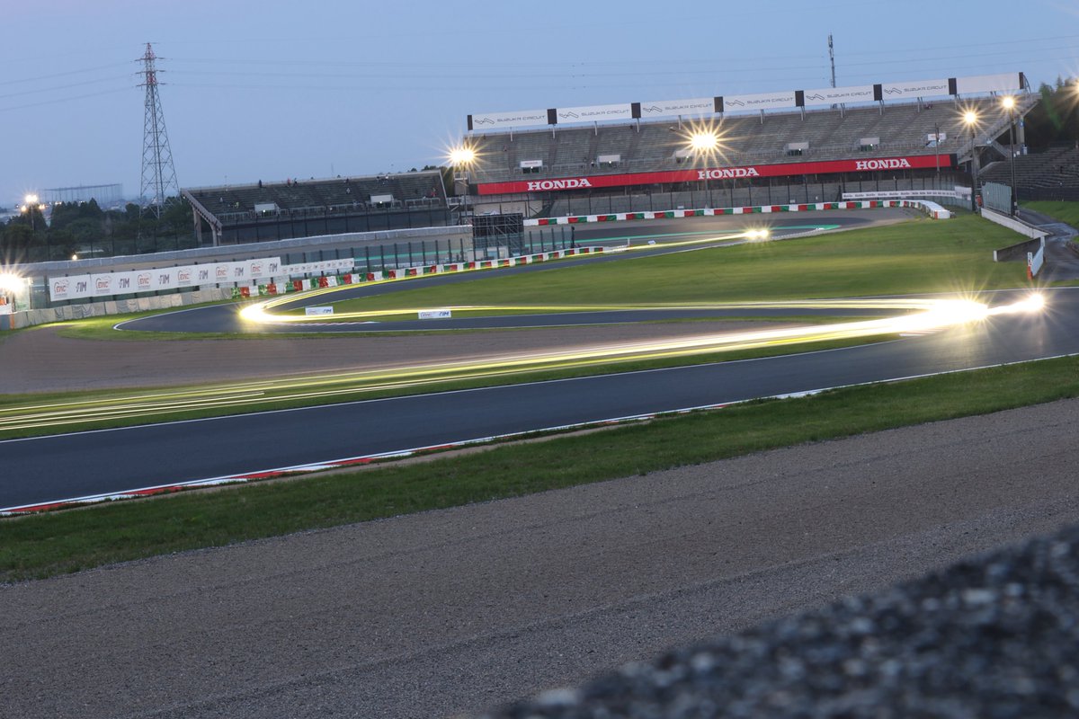 suzuka_event's tweet photo. S字の"S"
バイクのライトで描いてみました！
 #鈴鹿8耐 #FIMEWC #Suzuka8Hours https://t.co/KCl5h6HzAt