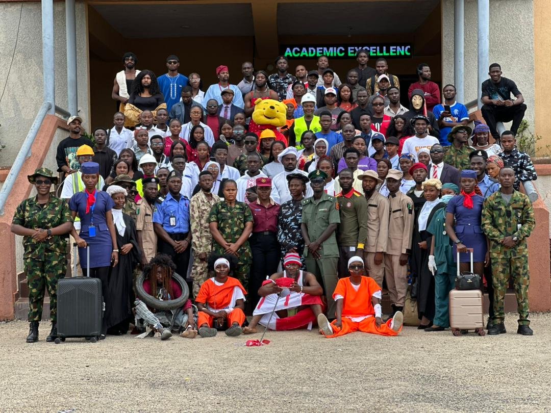 Chukwu_Merije's tweet photo. Una fit still gather like this as family for class
Make the person wey stand close to you betray you during anonymous.

Na from experience I dey tell you so
Envy full university.

La familia 
La enemigos💔
#unijos
#jos https://t.co/TDvAbTsFhw