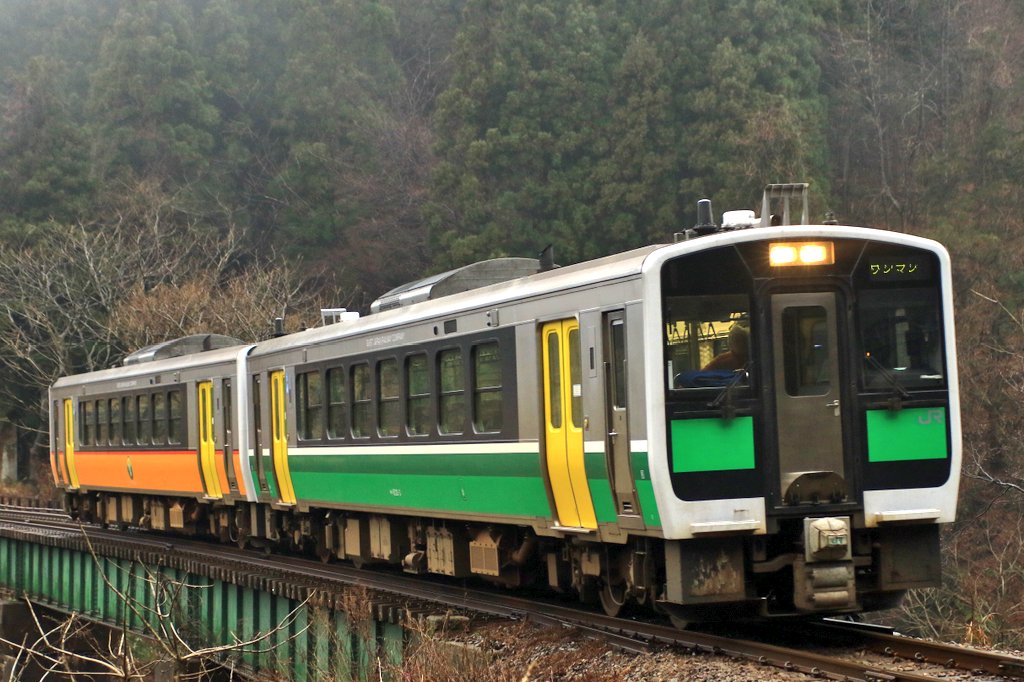 501Yc10's tweet photo. 半年限定でしたよね、、、米坂線でのキハE120の2色連結が見れたの。 https://t.co/RMDN1WURwv