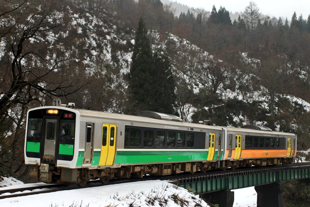 501Yc10's tweet photo. 半年限定でしたよね、、、米坂線でのキハE120の2色連結が見れたの。 https://t.co/RMDN1WURwv