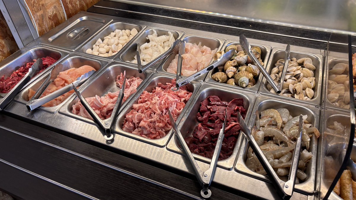 yoursxbibi's tweet photo. อยากมาแนะนำร้านหมูกะทะสาขาปารีส 🥓🇫🇷
เผื่อใครมาเที่ยวหลายวันละคิดถึงหมูกะทะ😂
ชื่อร้าน Mali 2 Thaï Ramen Vietnamien เขต13
เป็นบุฟเฟ่ all you can eat ฟินๆ มีขนมจีน ส้มตำ ยำ
พี่เจ้าของร้านเป้นคนไทย ร้านเปิดเพลงไทย ฟีลเหมือนอยู่ไทยมาก555555 นี่มากินบ่อยจนพี่เขาจำได้ละ

กลางวันวันธรรมดาหัวละ 17.50€
กลางคืน-เสาร์อาทิตย์ หัวละ 24.50€ 
มีเครื่องดื่มชาไทย ชามะนาว เบียร์สิงห์ต่างๆ ฟิน✨

#คนไทยในฝรั่งเศส #LifeinFrance #ไทยฝรั่งเศส