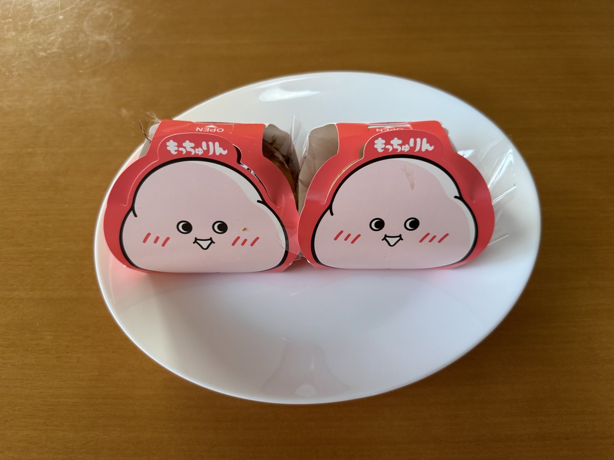 chipdalechip's tweet photo. もちゅりん、ミスドに通り掛かったら、普通に売っていたので、きなことみたらし、一つずつ買って来た。 https://t.co/6RnAKiYHtn
