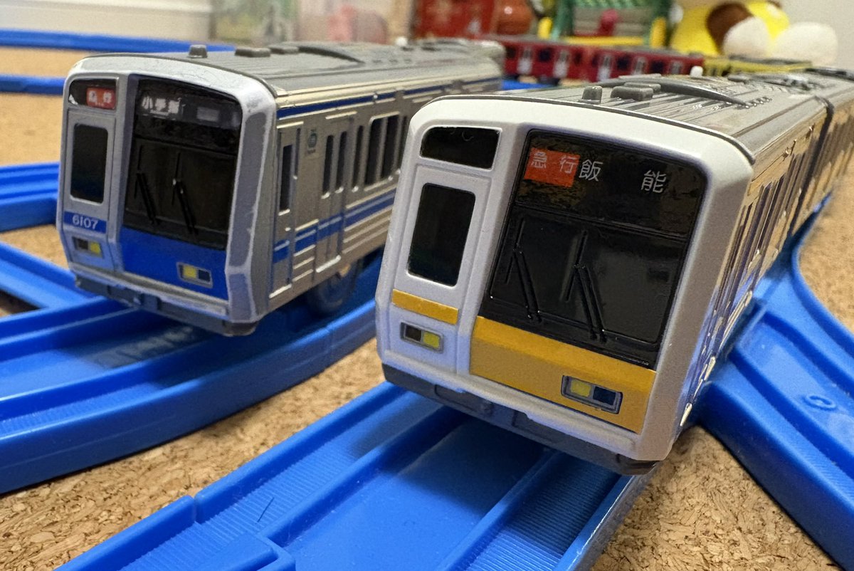 hakomoni1's tweet photo. 実車は一度しか目撃できなかった黄色い6000系。黄色いシールをペタペタしました。

銀顔6000や茶色の2000系もどきはだいぶ地色が見えてきました😅

#プラレール　#西武6000系　#西武有楽町線40周年記念 https://t.co/z7SUr6vh4F