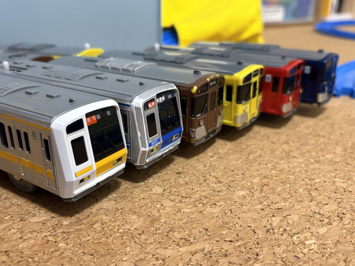 hakomoni1's tweet photo. 実車は一度しか目撃できなかった黄色い6000系。黄色いシールをペタペタしました。

銀顔6000や茶色の2000系もどきはだいぶ地色が見えてきました😅

#プラレール　#西武6000系　#西武有楽町線40周年記念 https://t.co/z7SUr6vh4F