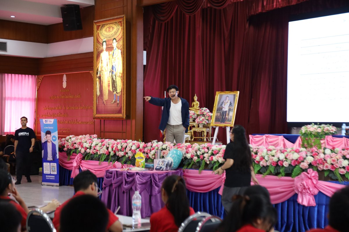 WEBYTHEBRAIN's tweet photo. เปิดเส้นทางแห่งโอกาส ขับเคลื่อนการศึกษาไทย ปูรากฐานสู่อนาคตที่ยั่งยืน ในงาน Road Show “BEM พาน้องพิชิต TCAS ปีที่ 18” โดย พี่เอ๋ WE BY THE BRAIN
📍 รร.เตรียมอุดมศึกษาพัฒนาการ รัชดา
#WEBYTHEBRAIN #TheBrain #เดอะเบรน #BEM #ปีที่18 #เตรียมอุดมศึกษาพัฒนาการรัชดา #TGAT #พี่เอ๋เดอะเบรน