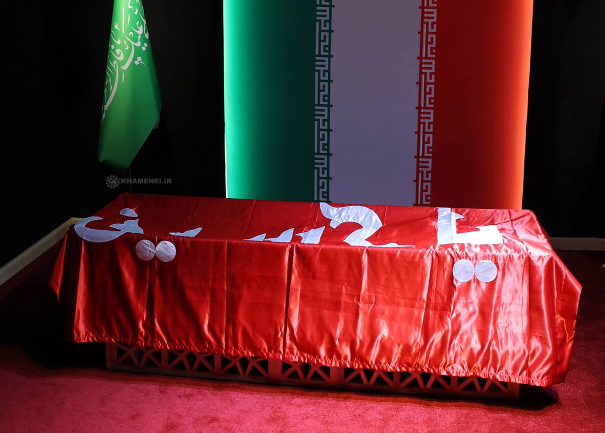 fatemiM0's tweet photo. هی به این عکس نگاه می‌کنم...
یاد خانوم زینب "س"میفتم وقتی حیران رسید به پیکر سیدالشهدا گفت «آیا تو حسین منی؟»
آقاجون آیا تو سیدعلیِ مایی؟❤️‍🩹 https://t.co/uRUSAoOp3i