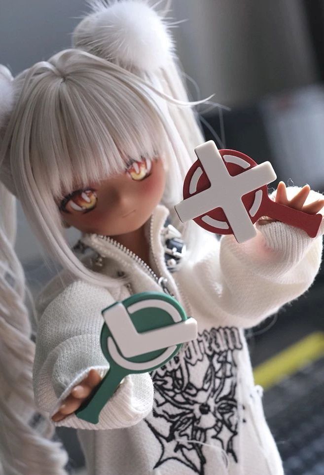 DOLKSTATION's tweet photo. 【お知らせ】
SDMG Dollより、撮影が楽しくなる小物が一挙登場！
ドールと推し活できるうちわや可愛い名札、クイズに使える〇×プレートなど♪

➡️ https://t.co/GZwCaKcFdA

さらに、魔女っ子におすすめの素敵な杖も登場！
可愛い瓶付きで、ファンタジーな雰囲気に。白と黒の2色展開です♪ https://t.co/0q1tvQEMjU