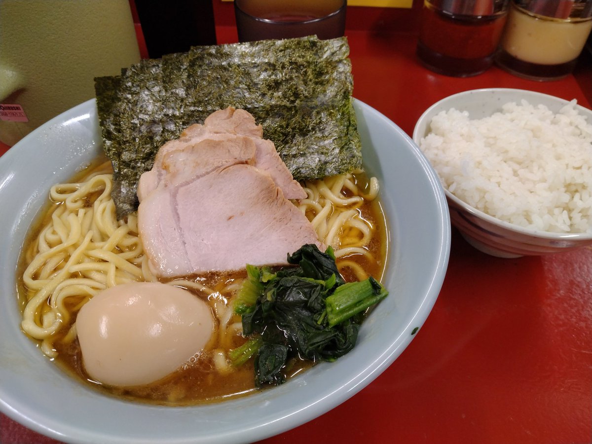 benio_san's tweet photo. 横浜家系こころ家。こころ家ラーメン(中)、ライス(おかわり自由)。雨の日でライス半額？あれ？雨降ってた？ってレベルなのに良心的すぎる♪ https://t.co/vQ3cxIZVbc