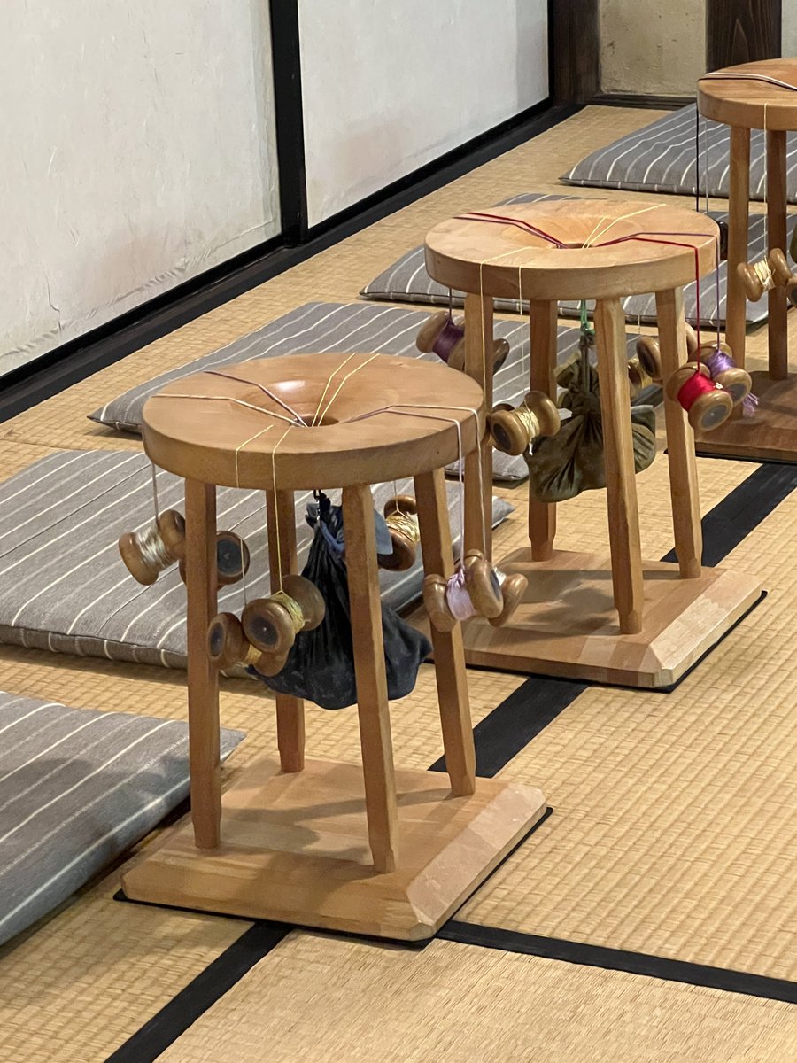 koian2023's tweet photo. 伊賀くみひも　丸台

こちらでは、ストラップ、キーホルダー作りを体験できます。https://t.co/sXDJKidxjZ

昔は、丸台を使って組紐の内職をされていた方が多く、母も私が小さい頃にしていたように思います。

上の薄紫は冠組（ゆるぎ組）で、締め心地がとても良いです。
下は、近所のおばちゃんからいただいた丸組です。
