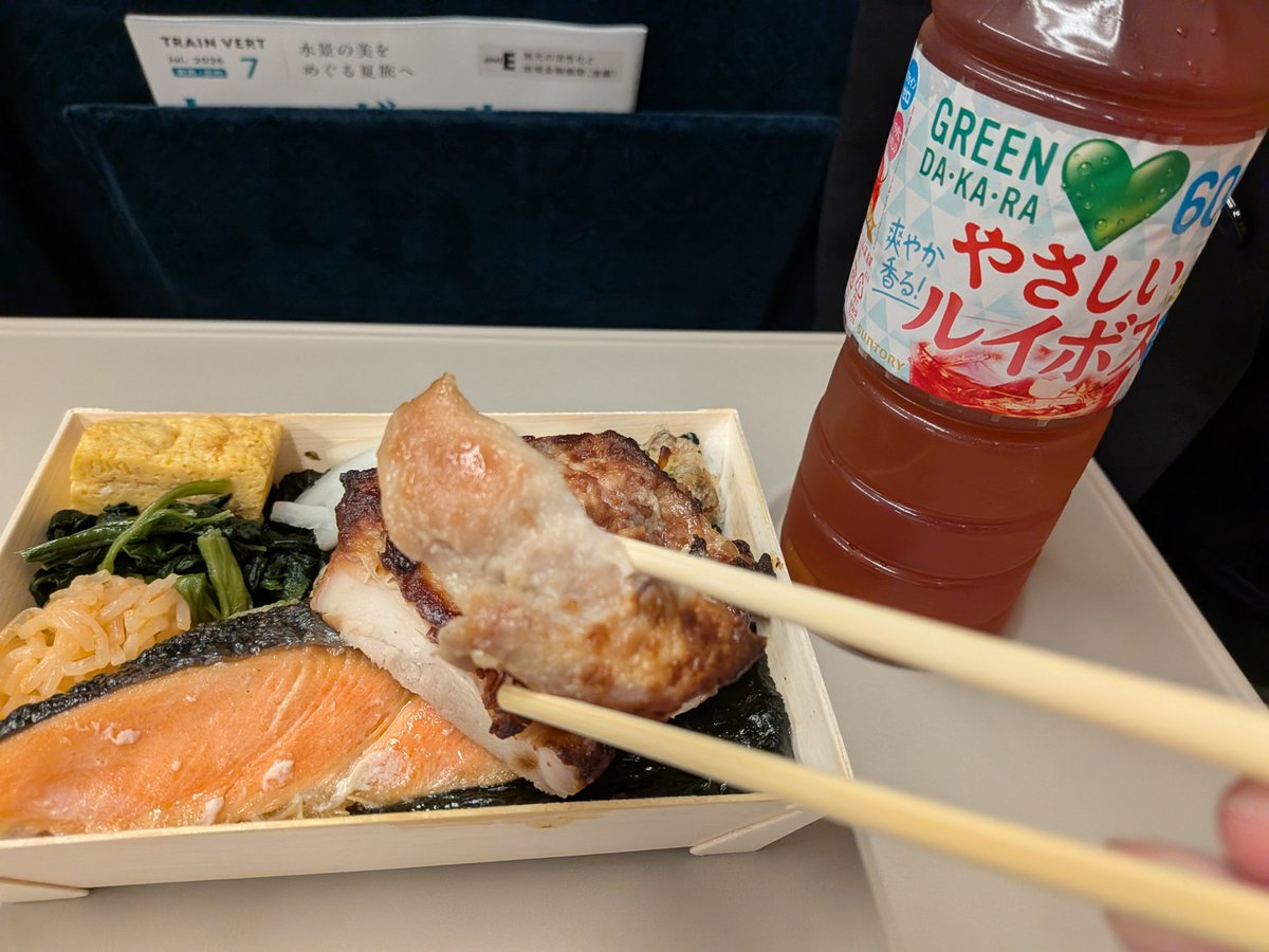 satoshimode's tweet photo. 🍱【金曜の駅弁ログ vol.20】 
記念すべき節目に選んだのは、原点回帰となる「刷毛じょうゆ 海苔弁山登り」。@gransta_jp

vol.2の『オールスターズ』以来だが、今夜の相棒は『大漁』。 名前から海の幸を想像すると思うが、立派な鮭などの海鮮に加えて、「鶏肉」まで鎮座している贅沢さが嬉しい。

本質的な旨さとこの贅沢なボリュームが、海苔弁というシンプルなメニューを昇華させるそんな一品。
#駅弁 #海苔弁山登り #大漁 #新幹線