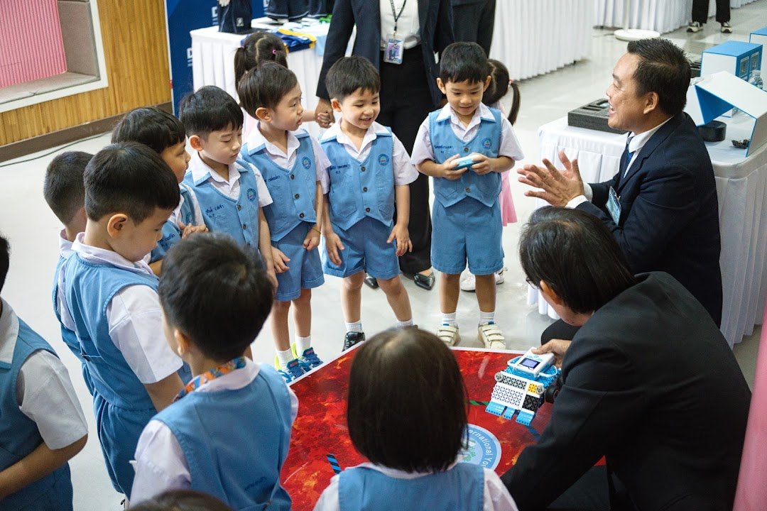 schoolsd's tweet photo. 📢ผู้บริหารและคณะครูโรงเรียนเซนต์ดอมินิก ร่วมบรรยายและออกบูธประชาสัมพันธ์รับสมัครนักเรียน ป.1 กิจกรรม “วันแนะแนวผู้ปกครองฯ” โรงเรียนอนุบาลเด่นหล้า เพชรเกษม

https://t.co/XqmO3NYxdt https://t.co/aphk0SWkjx