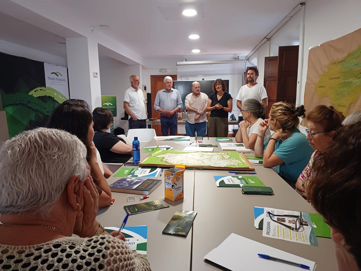 Cantabria_Rural's tweet photo. Desde la @otsrural en el marco de la @RLSCantabria  ponemos en marcha “Cine en Comunidad”, un proyecto para que los vecinos y vecinas de @Valles_Pasiegos cuenten sus historias con cámara en mano. 
https://t.co/x0Z58QM3pY https://t.co/UAa4r7jcqC