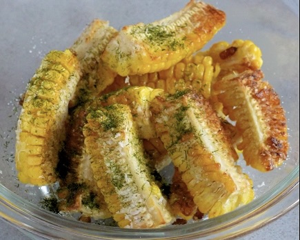 KURAND_RECIPE's tweet photo. 【秒で消える。】
とうもろこしのり塩唐揚げ

カリッと揚げ焼きした、とうもろこし。そこに青のりと塩を纏わせて、疲れも吹き飛ぶ “のり塩” な唐揚げに。とうもろこし1本、秒で消えちゃいます。 https://t.co/TH6wEaCuue