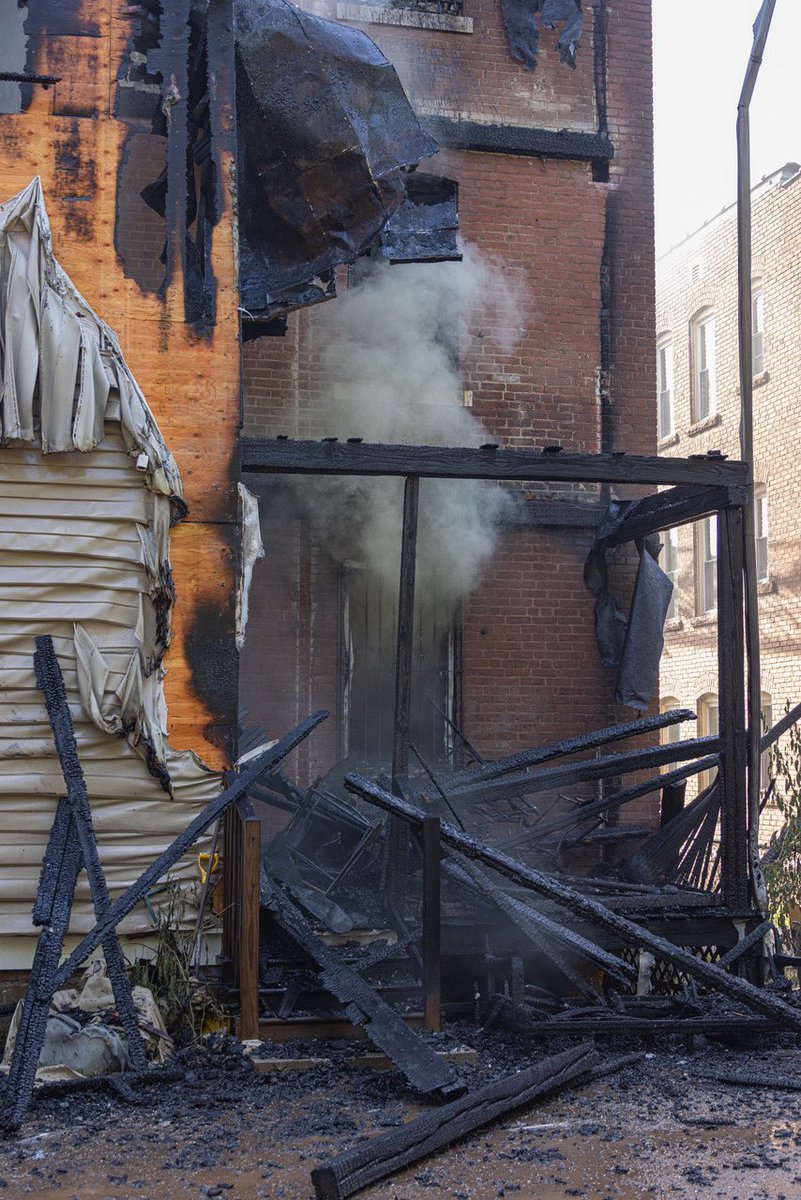 HartfordFire760's tweet photo. 🔥Working Fire🔥
Our members operated at a 3rd Alarm fire yesterday afternoon on #Edgewood Street in the city’s #UpperAlbany neighborhood. Companies had extreme challenges with a well advanced fire and extreme outside temperatures. 📸 @SquadFirePhotos #HFFLOCAL760 https://t.co/acpqoNrXqF
