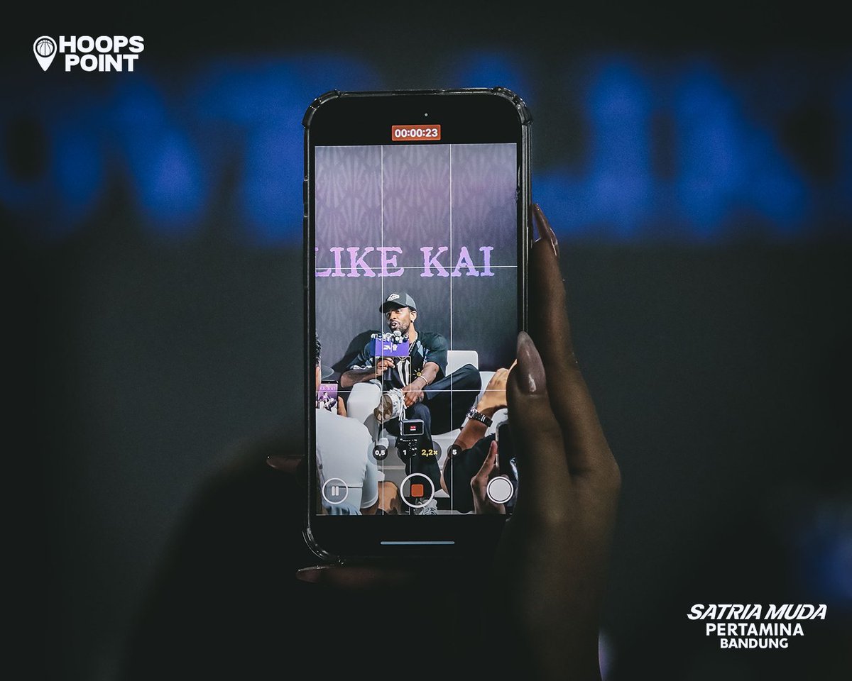 SatriaMudaIDN's tweet photo. Melihat dari dekat, belajar dari yang terbaik. Sandy berkesempatan bertemu dengan salah satu maestro basket dunia, Kyrie Irving. 🏀🔥
Pure inspiration 💙
📸 : @firmanwikrma
#BandungPride
#MoveLikeKai https://t.co/Fzc9d5DoT4