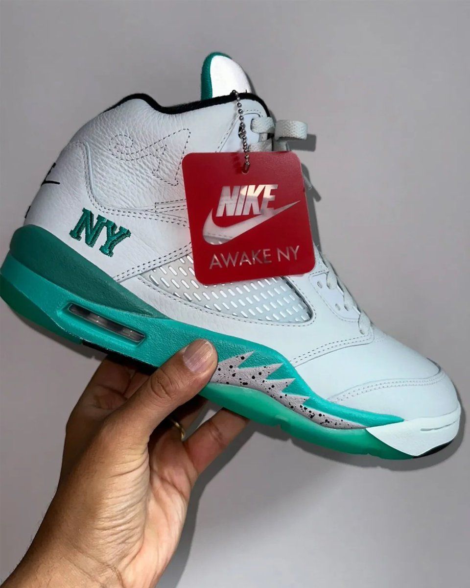 SneakerAlertHD's tweet photo. Angelo Baque reveals unreleased Awake NY x Air Jordan 5 and Air Jordan 6 samples 👀 https://t.co/A3Zv1DZ8Xm