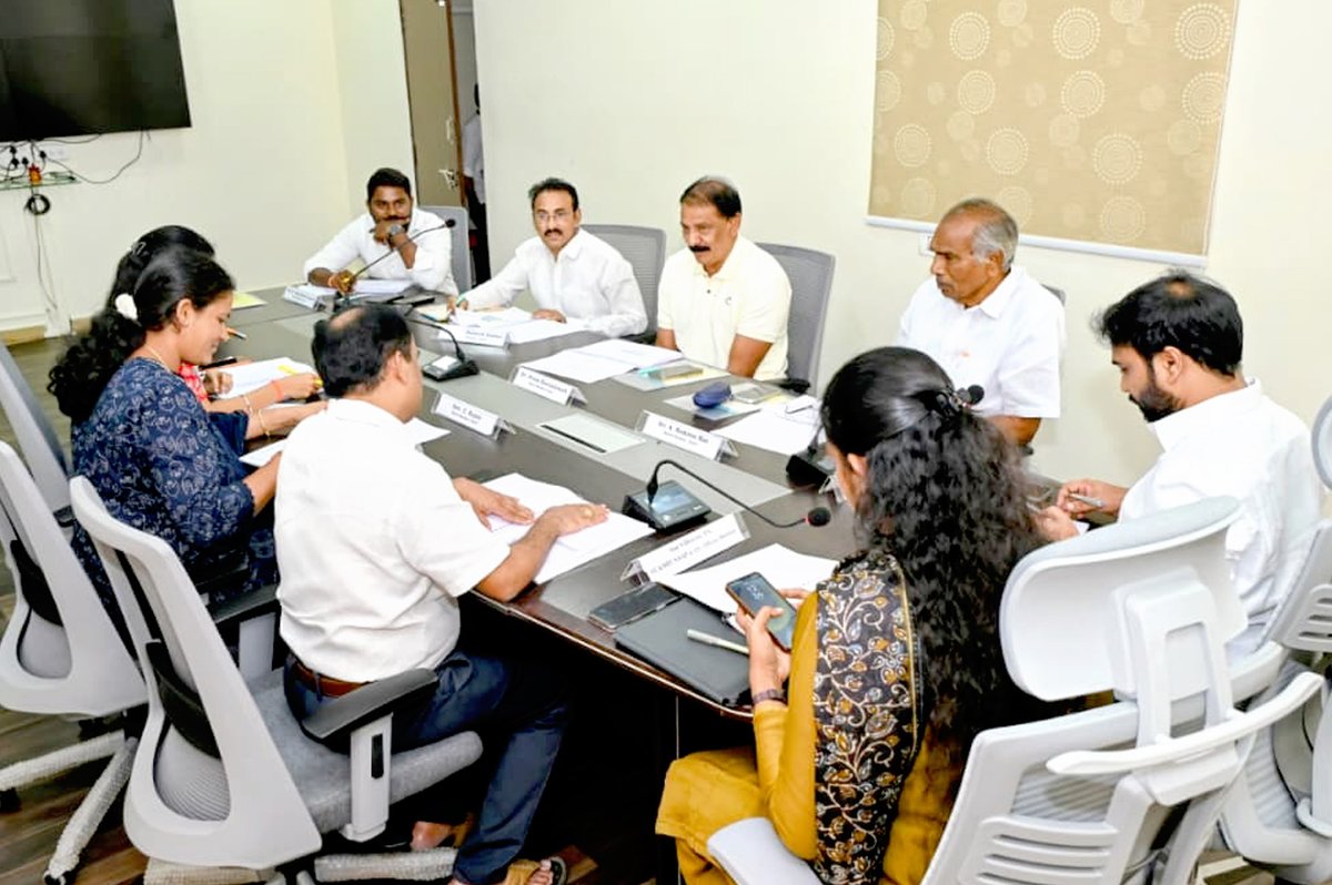 sportsinap's tweet photo. శాప్ 89వ బోర్డ్ సమావేశం నేడు SAAP ఛైర్మన్ శ్రీ అనిమిని రవి నాయుడు గారు, VC &amp; MD శ్రీమతి ఎస్. భరణి, I.F.S., గారి ఆధ్వర్యంలో జరిగింది.

జాతీయ క్రీడా దినోత్సవం సందర్భంగా నిర్వహించనున్న #AmaravatiChampionshipCup తో పాటు పలు కీలక అంశాలపై నిర్ణయాలు తీసుకున్నారు.

#SAAP #PlayForAP https://t.co/oEdLFJ9Uo3