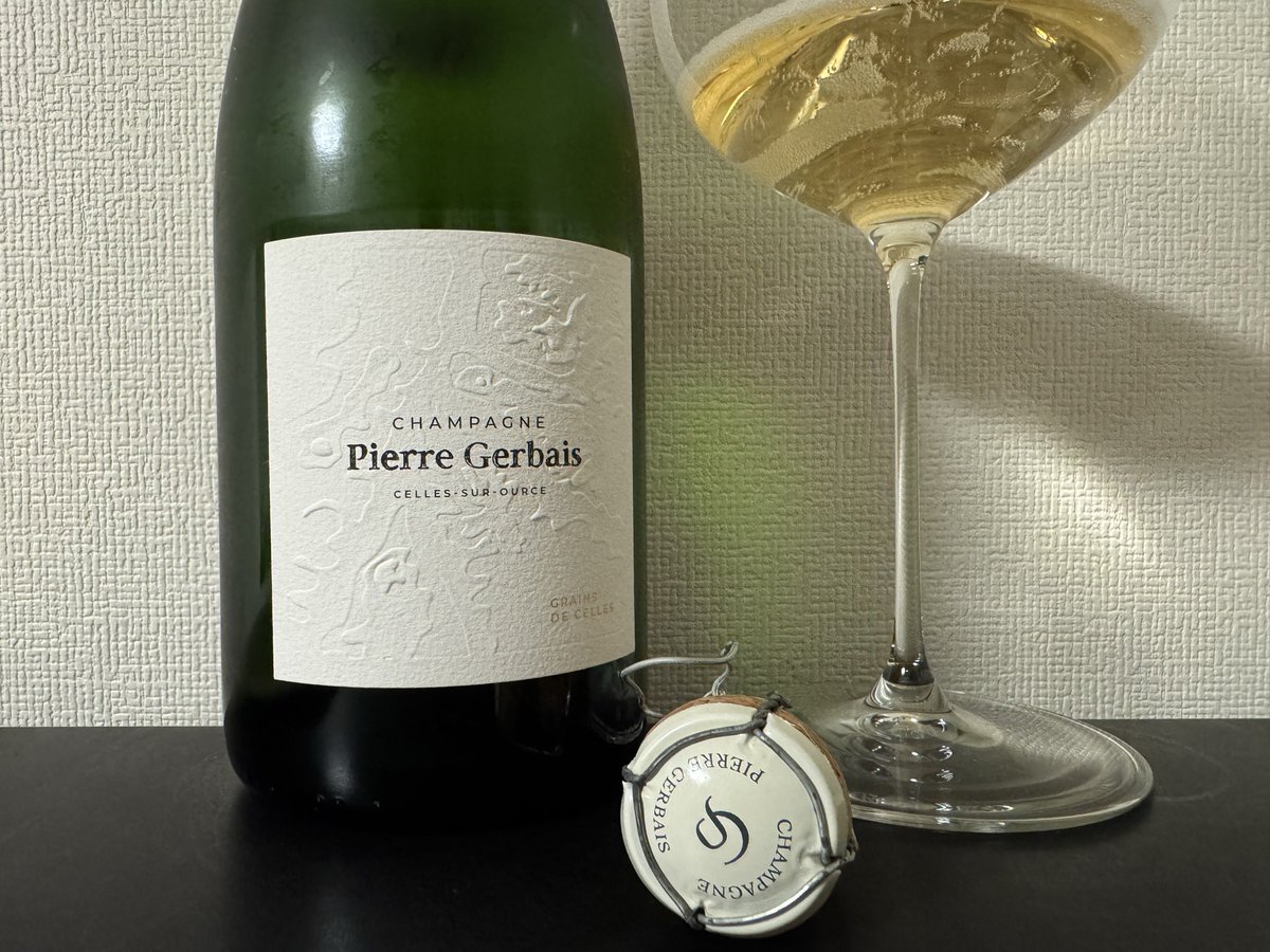 s1wine's tweet photo. PierreGerbais Grains de Celles
ピエール・ジェルベ グラン・ド・セル

PN50/CH25/PB25
ピノブラン25%が特徴的

香り…青リンゴ、柑橘類、白い花、エキゾチックなニュアンス、トースト香
味わい…やや力強いアタック、中盤から後半にふくよかさやまるみがある

少し変化球の美味しいシャンパーニュ😊 https://t.co/5NGts6qNY2
