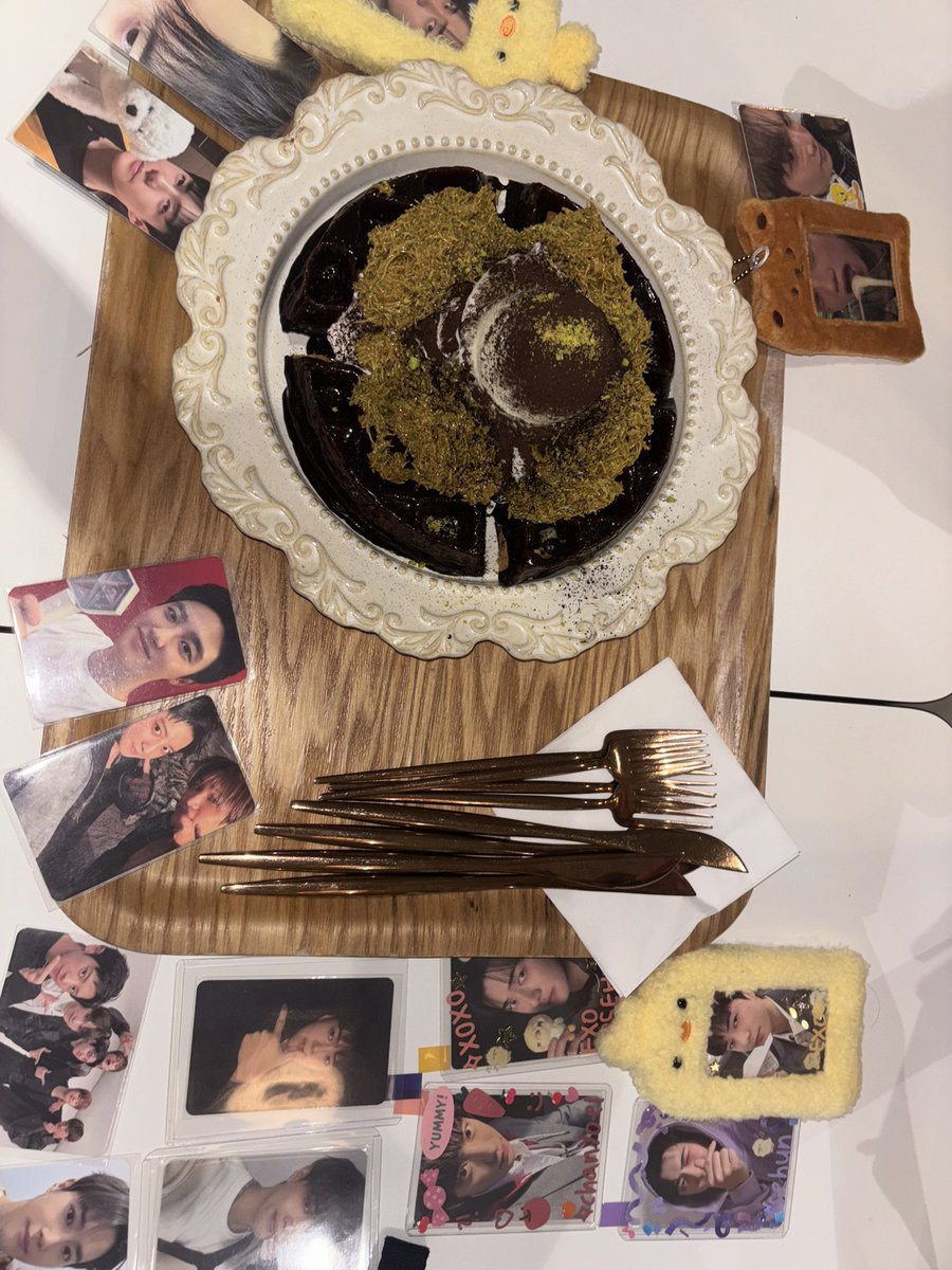 justawildbeast's tweet photo. 하이디라오-노래방-카몽-부들부들크림빵 코스 
너무 좋았음 다음에 또 놀쟈
@niniinii4 @bobonyjic @subakwdy2 https://t.co/R9tAVYXCp8