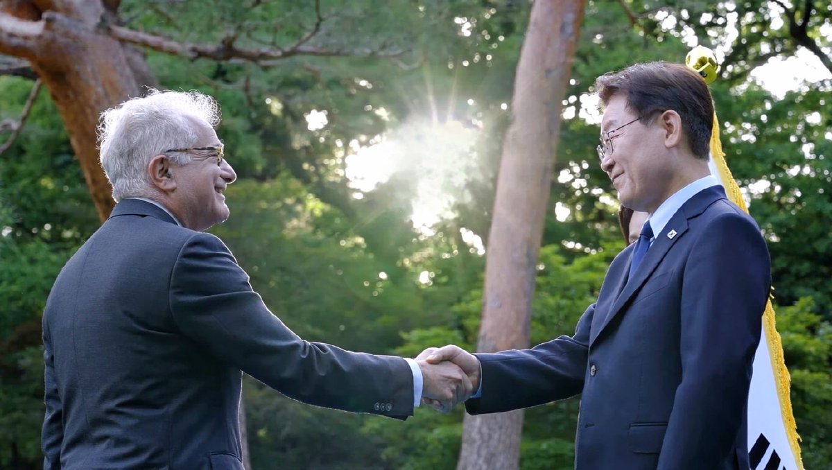 UgoAstuto's tweet photo. Grateful to President Lee Jae Myung for meeting the Diplomatic Corps! The recent visit of the President to Europe and the EU-Korea Summit in Brussels have injected further momentum in our strategic partnership. #eudiplomacy https://t.co/RI3lD8hV3u