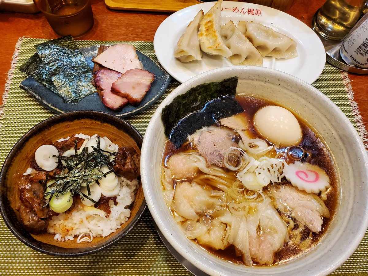 asakaraban's tweet photo. 千歳烏山「らーめん梶原」
特製正油+ワンタン２ｹ+チャーシュー丼+ギョウザ

ここで醤油ラーメン食べるのも何やかんやで久しぶり。ラーメンもギョウザもチャー丼も旨い。神接客も相まって満足のいくディナーでした。次はこちらも長らく食べてないつけ麺かなあ。 https://t.co/qn89nR2HZY