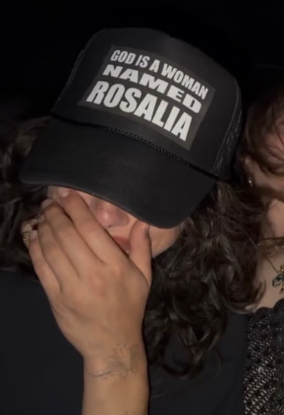 K4HWASAKI's tweet photo. o chapéu que a odessa usou no show da rosalia 🗣️ https://t.co/0cX3etN7JC