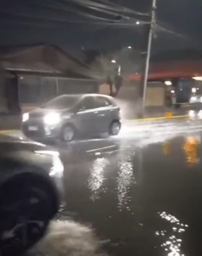 TTISantiago's tweet photo. PRECAUCIÓN (07:30) por vía completamente anegada en René Olivares Becerra con Astro Rey en #Maipú, por colapso de canal/acequia que pasa por el lugar. Situación impide tránsito peatonal, de motoristas y ciclistas. Prefiera alternativa https://t.co/PlmS3y9mI7