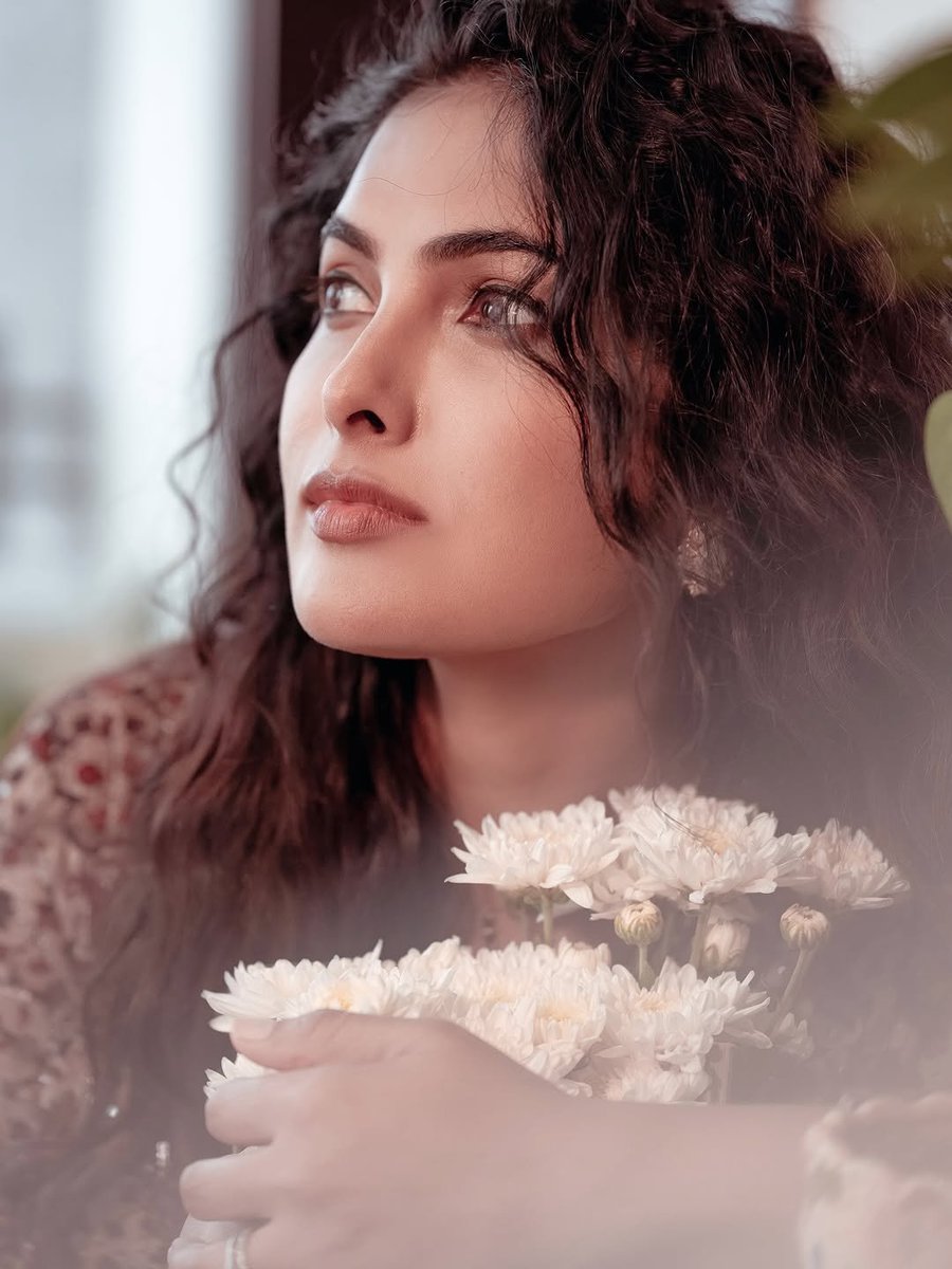 Hatoffcine_'s tweet photo. Latest Pictures of Divi Vadthya 🥵🔥👌🏻 

#Divi #DiviVadthya https://t.co/LlscMuYAMD