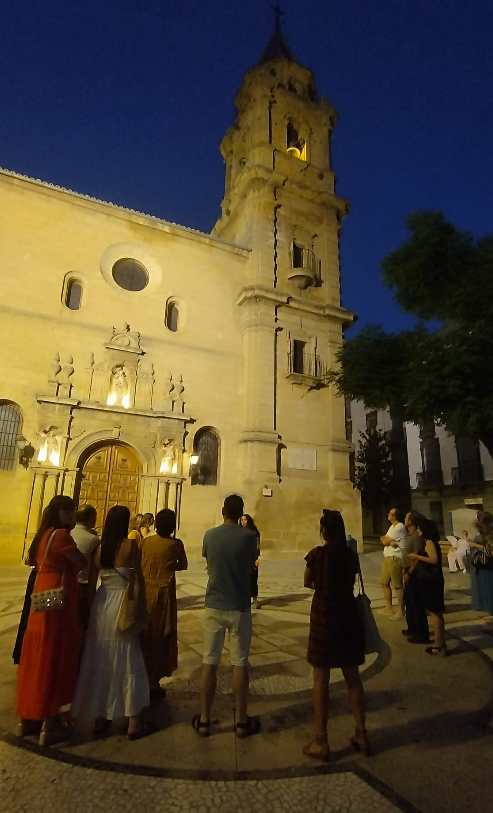 UnedJaen's tweet photo. 🌙 Anoche los participantes del #cursodeverano disfrutaron de una experiencia única para conocer el patrimonio y la gastronomía local.

Una velada de convivencia y aprendizaje más allá de las aulas. ¡Gracias @Alcala_la_Real !
#somosuned #prestigiouned #experienciauniversitaria https://t.co/btcpFix6h1
