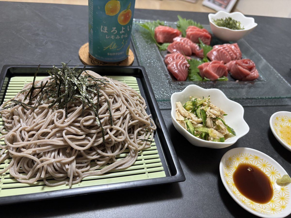 Ao__505's tweet photo. 有給休暇中✨
晩御飯は簡単に蕎麦とサラダにする予定だったのですがアビサポさんからマグロ🐟を頂いたのでお刺身を作りました！
一気に豪華になりました😊
#アビスパ料理部
#お兄さんの晩酌 https://t.co/sZT7kMsiQA