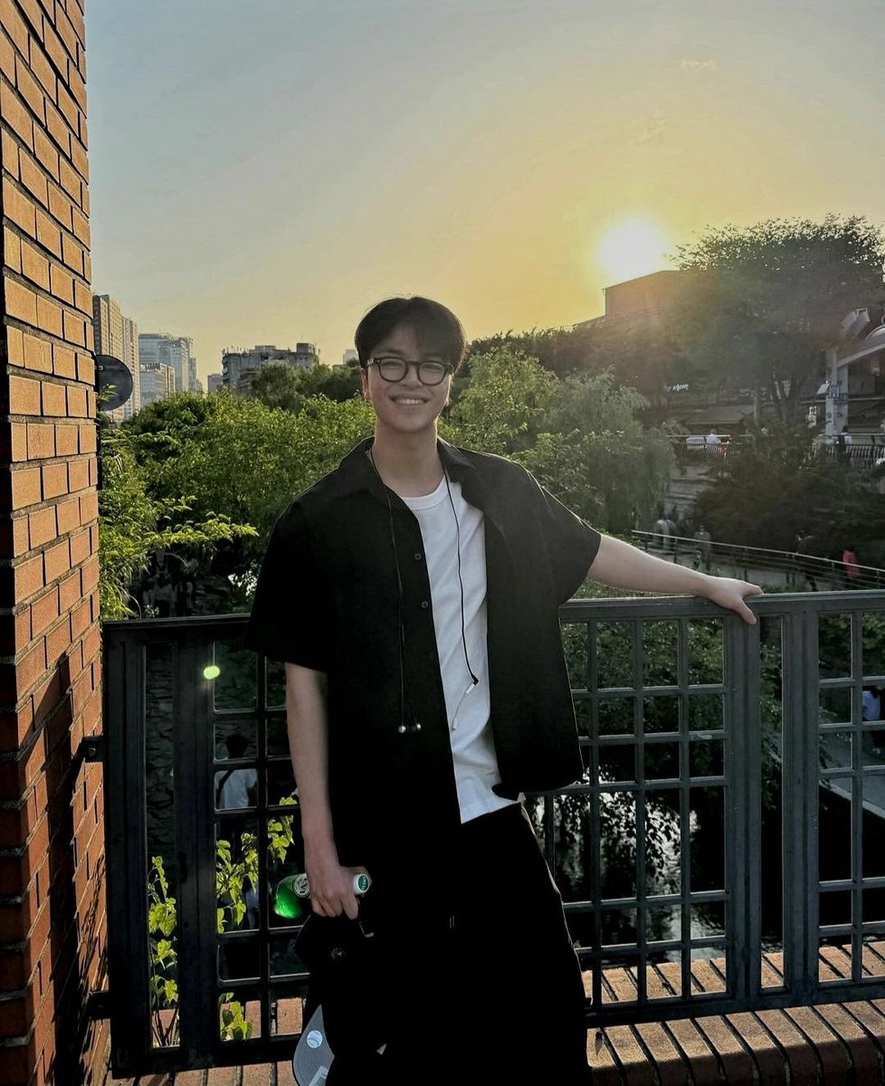 harusbuy's tweet photo. @alyindaeyo_ smiling brightly like the sun 🌞 

#아이콘 #アイコン #iKON #iKON_FOUREVER_TOUR 
#iKONinMANILA

🎫 https://t.co/5vQVfgVzVm https://t.co/U9pXS3T50L