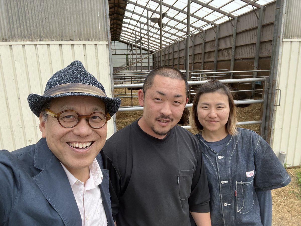 hideoharada's tweet photo. 北海道標茶町の和牛繁殖牧場「井澤畜産」。井澤尚知・沙耶香さんご夫妻は2020年に標茶町に新規就農。標茶町は「酪農の町」ですから、「なんで和牛繁殖なんやねん」「和牛で食っていけるわけないやろ」とかいろいろ言われながらも、初心貫徹！雌牛70頭、預託育成も含め、和牛農家の道を爆進中です。 https://t.co/UV92t0jYrx