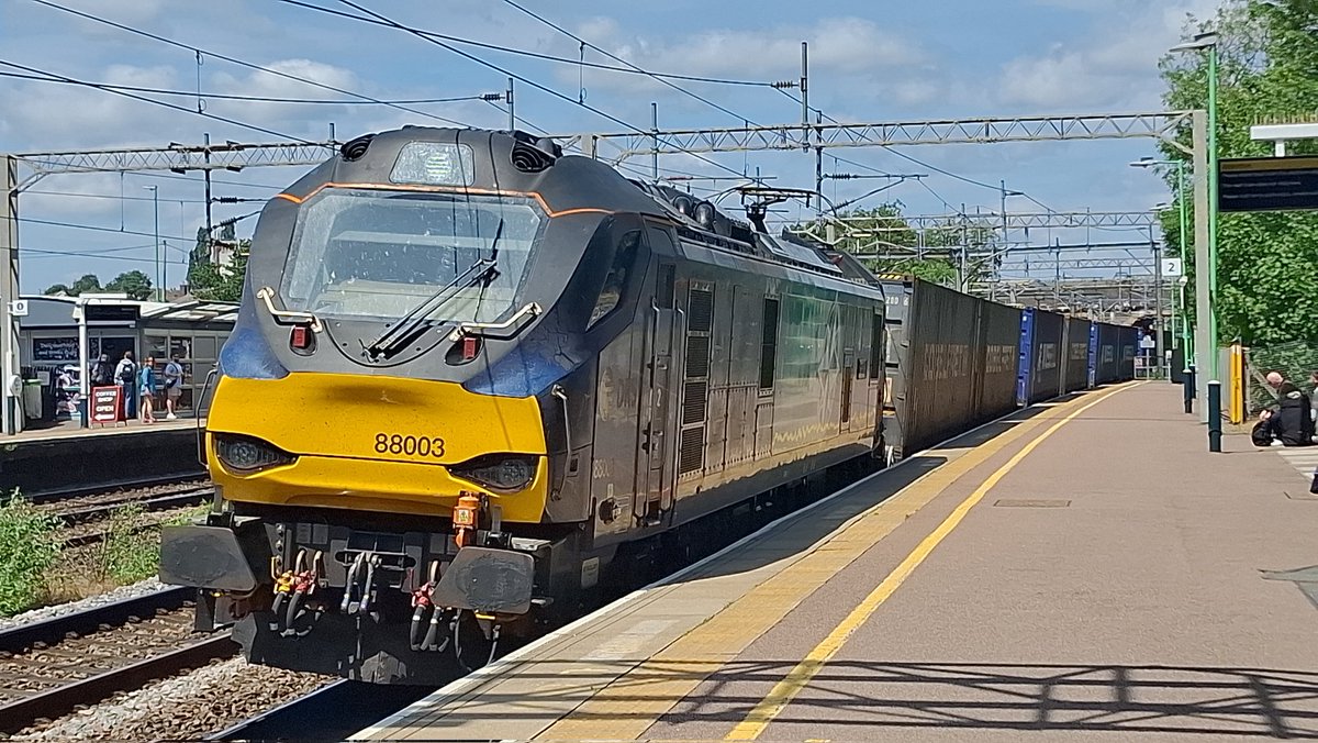 RbxTrains's tweet photo. Already in the space of 2 hours. I have been blessed with MEGA TRACTION and I really mean it
@LumoTravel 222604, @ColasRailUK 56049/70814, @RailOpsGroup 93006 and @DRSgovuk 88003 passing Lichfield Trent Valley today
#MEGATRACTION
#HELLFIRE
#railwayphotography https://t.co/yCURroIBDl