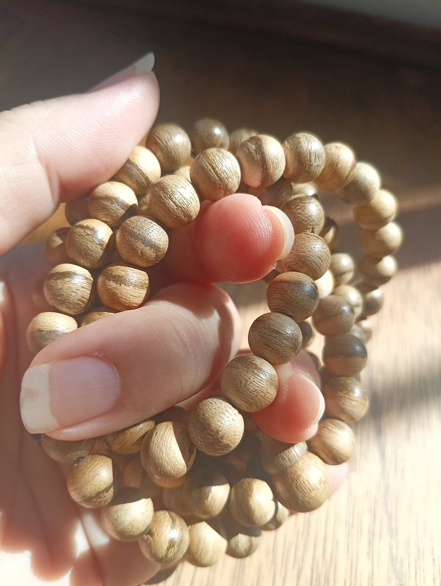 HuangBoling's tweet photo. pure Vietnamese Agarwood mala 108beads . ~8mm
with floral, rich, calming fragrance. 
~suitable for all kind recites uses, religion practice.
welcome enquiry
🌼純越南沉香念珠 108顆，8mm
其浓郁，宁静的香气， 花香，而备受推崇。 
它也是清甜、涼意、果香、乳香，四位一體的複合香氣著稱。 https://t.co/ycxDDkIQ7d