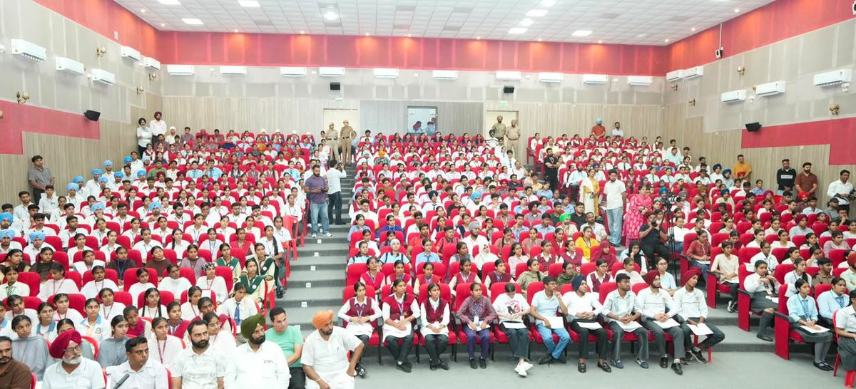 msisodia's tweet photo. पंजाब ब्राइट माइंड्स कार्यक्रम के दौरान संगरूर की पावन धरती पर शिक्षा मंत्री @harjotbains के साथ पंजाब के उज्ज्वल भविष्य की नींव रखने वाले शानदार बच्चों से चर्चा हुई…

बच्चों का मानना है कि एक तरफ़ Robotics Labs, Competitive Exams की तैयारी और Business Blaster जैसी पहलें उनका आत्मविश्वास बढ़ा रही हैं, तो दूसरी तरफ़ आज की शिक्षा व्यवस्था का Rote Learning पर ज़रूरत से ज़्यादा निर्भर होना उन्हें खटकता है। उनका कहना है कि अब शिक्षा को Practical Learning और Understanding पर ज़्यादा केंद्रित होना चाहिए।

भगवंत मान जी की सरकार ने पिछले चार वर्षों में शिक्षा के क्षेत्र में जो बदलाव किए हैं, ऐसे काम पंजाब में पहले कभी नहीं हुए। अब नई पीढ़ी भी भविष्य की ज़रूरतों के हिसाब से शिक्षा को आगे बढ़ते देखना चाहती है।