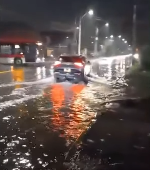 TTISantiago's tweet photo. PRECAUCIÓN (07:30) por vía completamente anegada en René Olivares Becerra con Astro Rey en #Maipú, por colapso de canal/acequia que pasa por el lugar. Situación impide tránsito peatonal, de motoristas y ciclistas. Prefiera alternativa https://t.co/PlmS3y9mI7