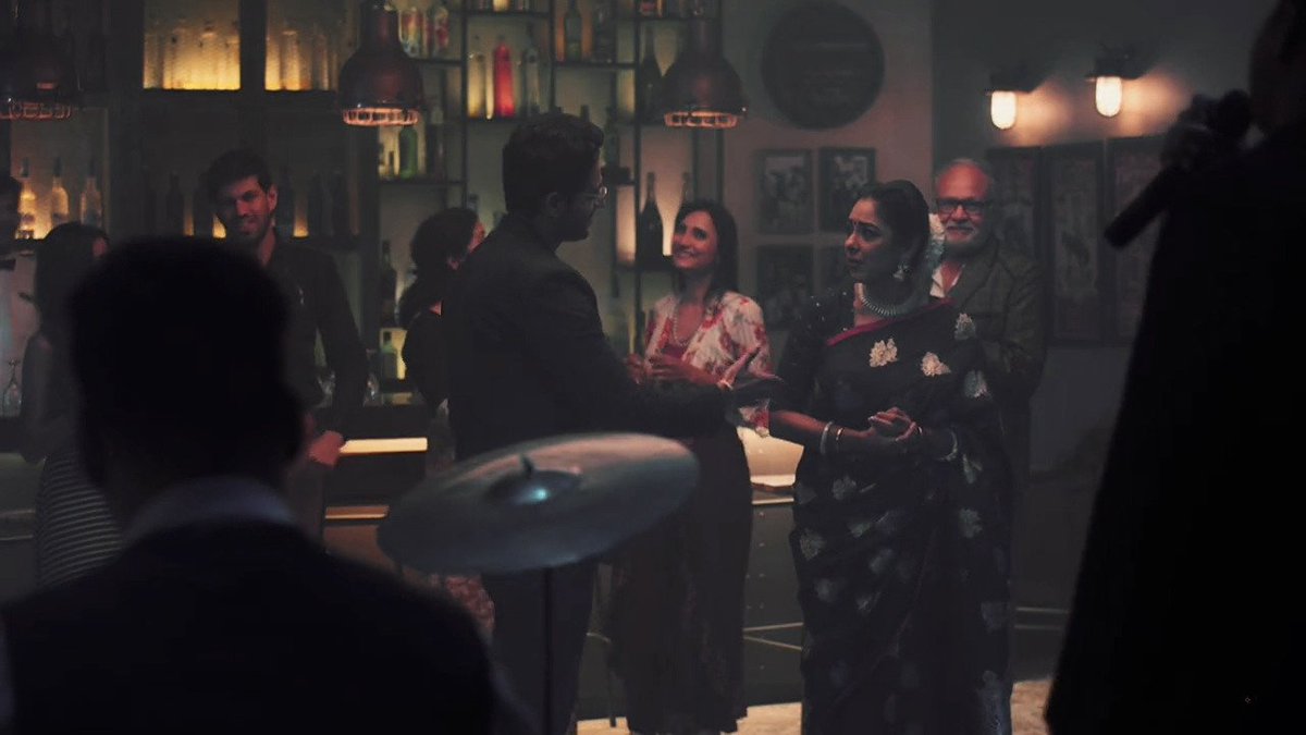 Mirasbubble's tweet photo. The weigh of this scene is unbeatable.
When he met her after 26 years &amp; it was still a dream to him. While anu being her usual self &amp; quietly making him fall for her once again❤🥺

PS : I'M FALLING FOR THEM FOR THE NTH TIME NOW 😭😭😭😭

#Anupamaa . #MaAn . #Anujkapadia https://t.co/SDWX66G98E