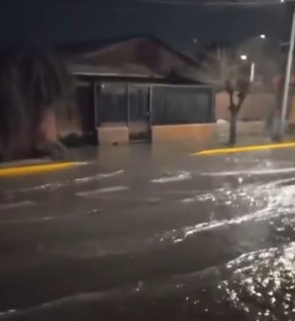 TTISantiago's tweet photo. PRECAUCIÓN (07:30) por vía completamente anegada en René Olivares Becerra con Astro Rey en #Maipú, por colapso de canal/acequia que pasa por el lugar. Situación impide tránsito peatonal, de motoristas y ciclistas. Prefiera alternativa https://t.co/PlmS3y9mI7