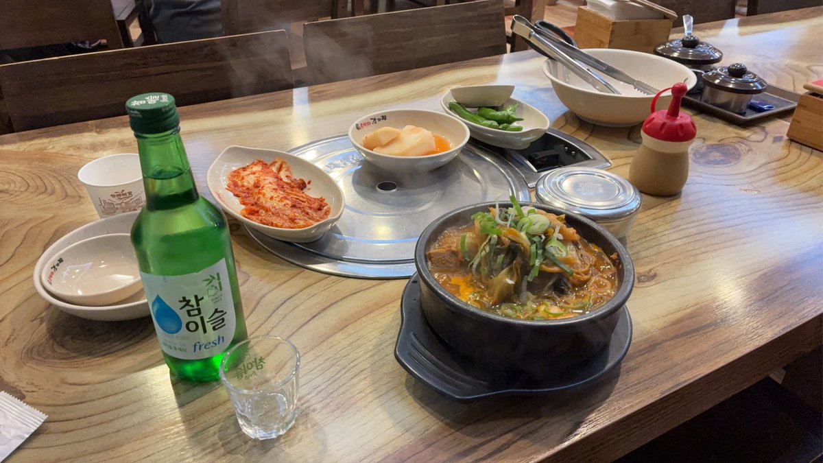 mobile_adviser's tweet photo. 店入って、何話しかけられてるのか分からんからとりあえずONEONE（1人です）言ってたらこの料理出てきたw ソジュは頼みました。 https://t.co/LkDc25VYZd