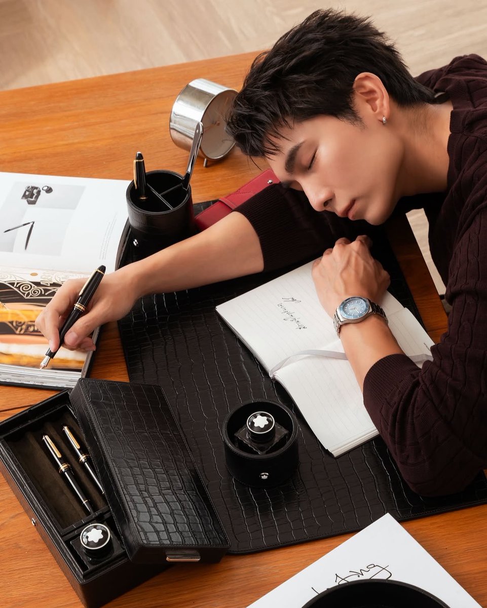 SolSkipperCo's tweet photo. Let’s write🖋️🖤✨

@MSuppasit 
#MewSuppasit #มิวศุภศิษฏ์ 
#Montblac #LetsWrite 
#SolSkipperManagement https://t.co/SKaxMG7OL3