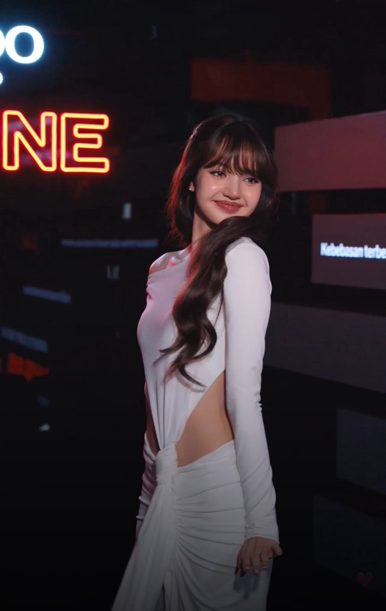 LISANATIONS_'s tweet photo. Pretty and cute at the same time 😍

LISA ULTIMUNE STUDIO BKK
#LISAxSHISEIDO 
#LISAwithULTIMUNE https://t.co/FncGCgnshe