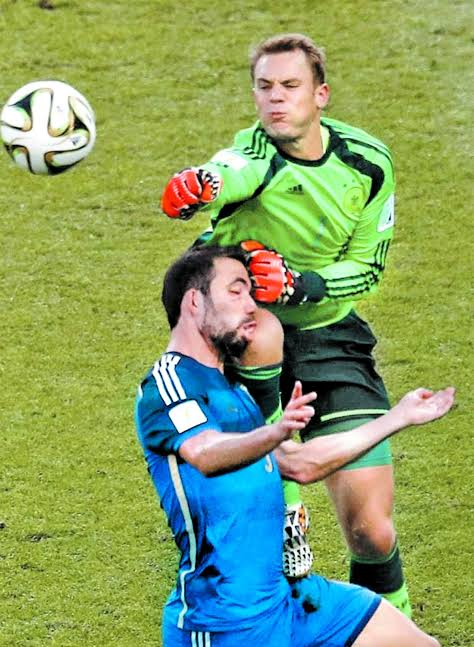 PerroLadr0n's tweet photo. @Wertayo1 @sapillopillo @cjirodriguez @_XIN07 esta era justa tambien y no la cobraron. Final contra alemania. Como no regalaron un penal ahi no? https://t.co/UbmTBx86DT