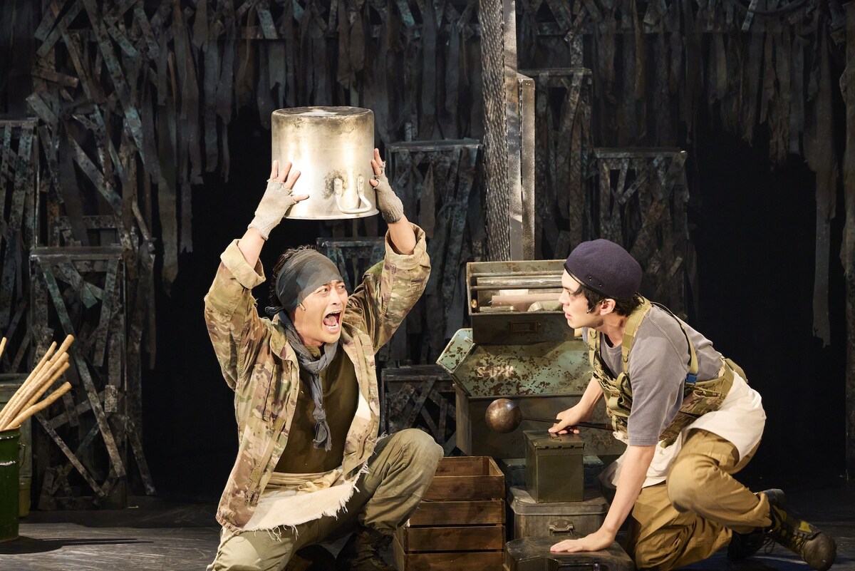 stage_natalie's tweet photo. 安田顕×林遣都の舞台「死の笛」東京公演が本日スタート（舞台写真あり）
https://t.co/pDCDxZFRSB https://t.co/EFkvf9WVTS
