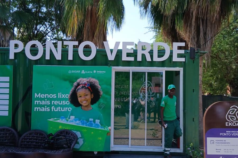 danielapedro146's tweet photo. Mussulo mais verde e sem plástico 🏝️💚 A Ilha do Mussulo acolhe hoje o lançamento da Campanha Nacional de Eliminação Progressiva dos Plásticos de Utilização Única, uma grande iniciativa do Ministério do Ambiente. Vamos cuidar da nossa terra e das nossas praias
#Angola #Mussulo https://t.co/wHYjDMmkR3