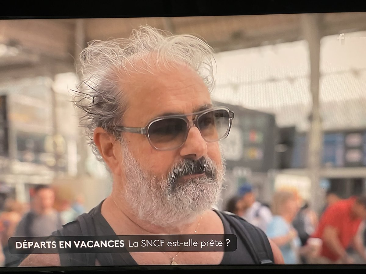 Zounaille's tweet photo. @Groland Quand une célébrité Grolandaise ne peut même plus partir anonymement en vacances… https://t.co/sdWx2Cvr26