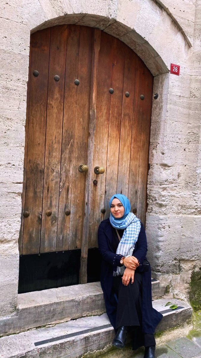 lilav_ester's tweet photo. Kapanmış her kapı bir hikaye saklar,
Eskimiş ahşabın suskunluğu,
Paslı demirin ağırlığı...
Ve topraktan gelen o inatçı yaşam;
Unutulmuş bir eşikte,
Bir kırmızı gelincik,
Bir umut çiçeği. https://t.co/BEbvyq2h5R