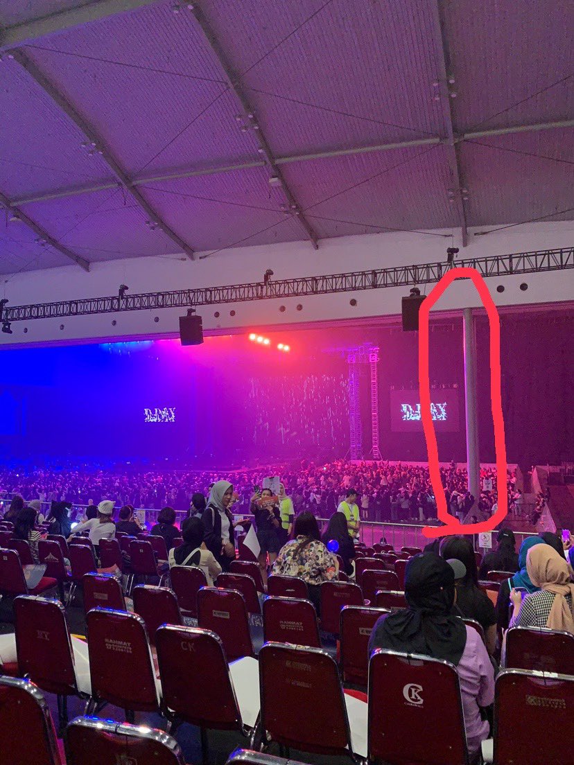 0412jhyn__'s tweet photo. Yg perlu di perhatikan ada guling beton. Tar kalo ga keliatan gw panjat tuh tiang trs ngefancam dr atas sambil bergelantung https://t.co/VfXustG25A